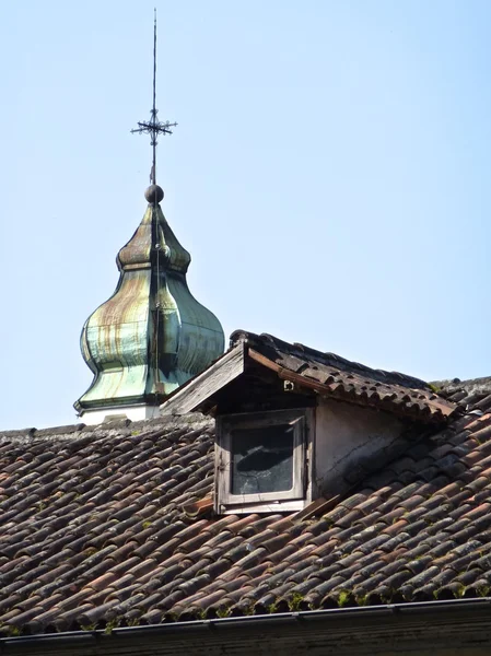 Belfry atrás de um telhado — Fotografia de Stock