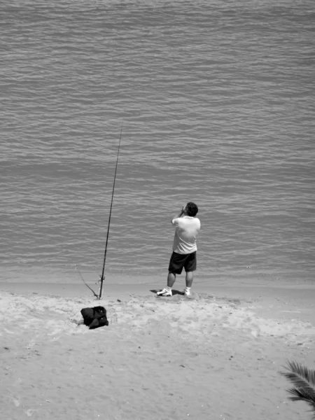 O pescador na costa do oceano — Fotografia de Stock