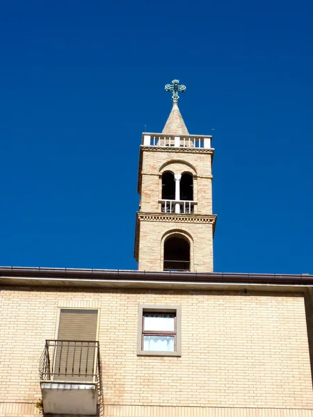 Glockenturm einer Kirche in acquaviva picena, Marken, Italien — Stockfoto