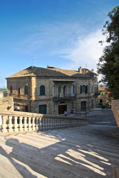 Gamla trappor i colonnella, Italien. — Stockfoto