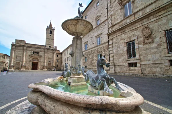 HDR strzał fontanny przy głównym placu w ascoli piceno, Włochy — Zdjęcie stockowe