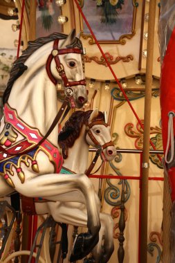 Carousel, neşeli bir karnaval vintage ata yuvarlak gitmek