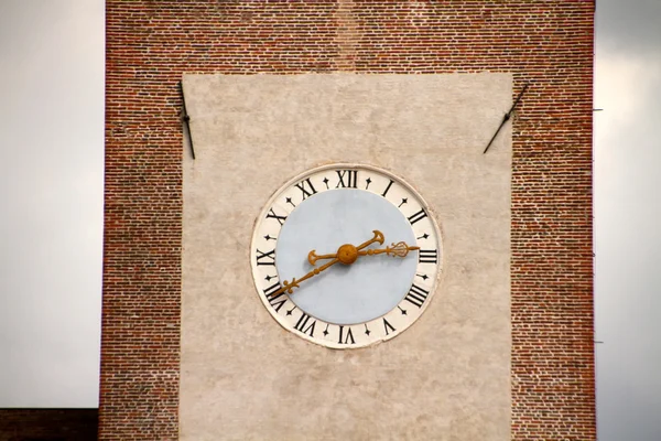 Uhr eines Turms in Castelfranco Veneto, Italien — Stockfoto