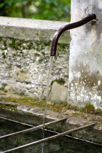 Detail eines antiken Brunnens — Stockfoto