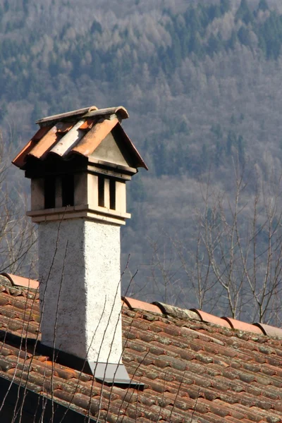 Chimenea en la parte superior de un techo de azulejos — Foto de Stock