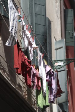 eski bir Akdeniz ev camda asılı Çamaşırhane