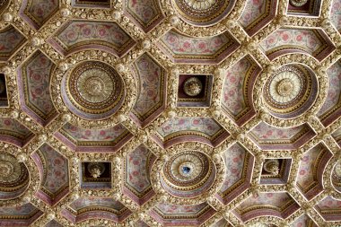 kesonlu tavan dekore edilmiş