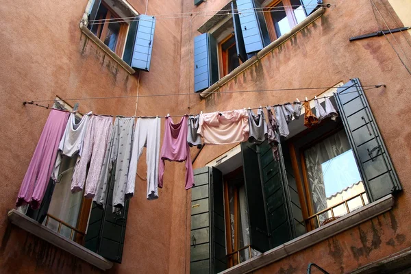 Laundry hanging on the window of an old mediterranean house — Stock Photo, Image