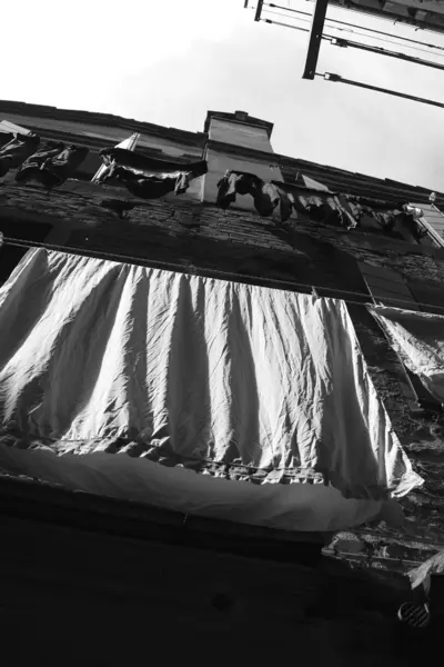 Prádlo visí na okně staré středomořské domu — Stock fotografie