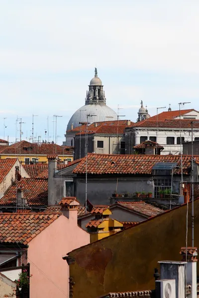 Dôme et toits en Venise, Italie — Photo