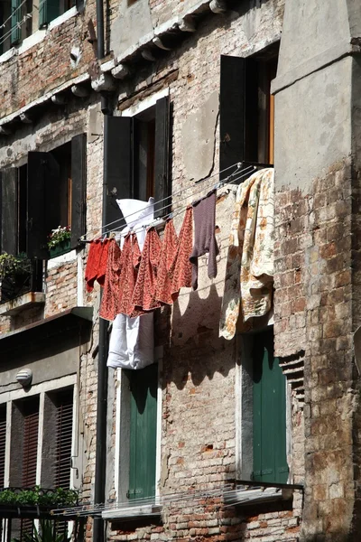 Laundry hanging on the window of an old mediterranean house — Stock Photo, Image