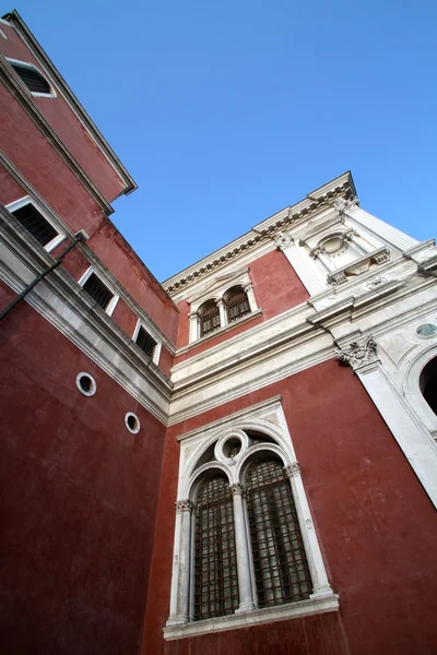 Gammal röd byggnad fasad i Venedig, Italien — Stockfoto