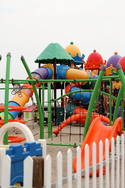 Parque infantil na praia do mar — Fotografia de Stock