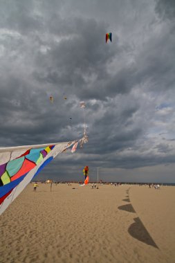 bir bulutlu gökyüzü uçan uçurtma