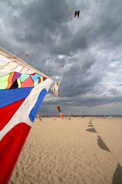 bir bulutlu gökyüzü uçan uçurtma