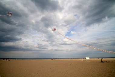 bir bulutlu gökyüzü uçan uçurtma