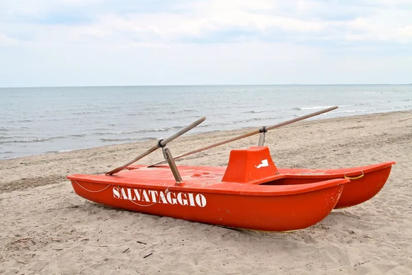 Rettungsboot am Ufer eines Strandes — Stockfoto