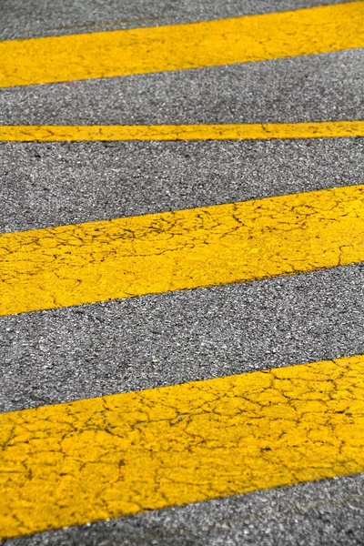 Ασφαλτοστρωμένο δρόμο κίτρινο και γκρι γραμμές λεπτομέρεια — Φωτογραφία Αρχείου