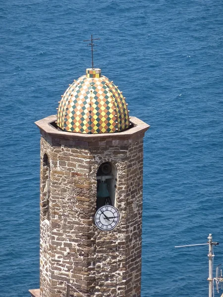 马略卡岛帕尔马安东尼奥减弱卡斯特尔萨多，撒丁岛，意大利教堂的钟塔 — 图库照片