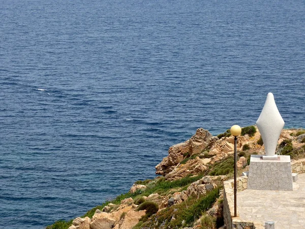 Bakire heykeli önünde Akdeniz'de santa teresa di gallura, Sardunya — Stok fotoğraf