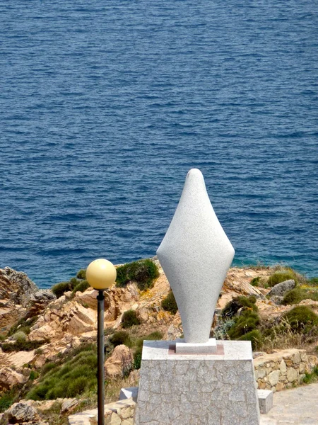 Bakire heykeli önünde Akdeniz'de santa teresa di gallura, Sardunya — Stok fotoğraf