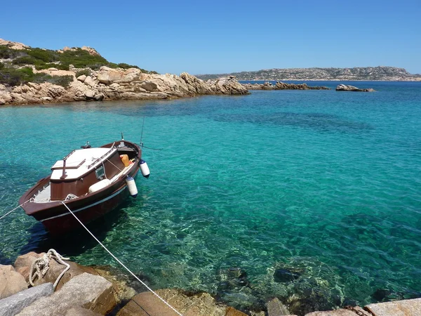 De kustlijn van spargi, eiland in de archipel van la maddalena, Sardinië, Italië — Stockfoto