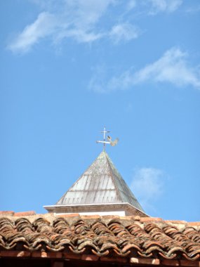 san teodoro kilise ve çan kulesi bir çatıdan görüntüleyin. güneşli bir günde