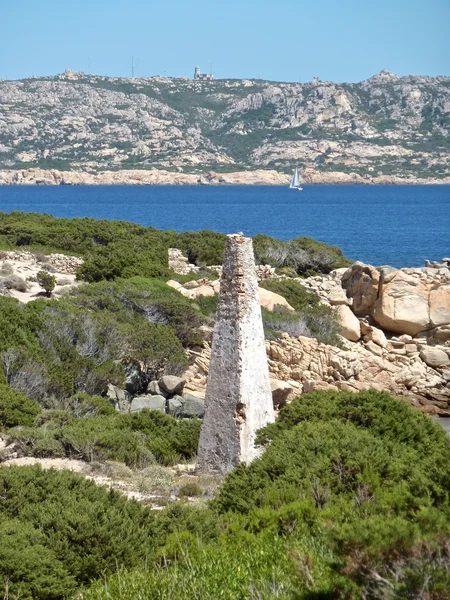 Skały i morze w archipelagu la maddalena, wyspa spargi, Sardynia — Zdjęcie stockowe