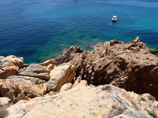 Skály a moře v souostroví la maddalena, spargi island, Sardinie — Stock fotografie