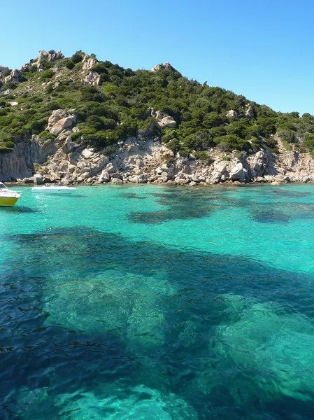 Rotsen en zee in de la maddalena-archipel, spargi island, Sardinië — Stockfoto