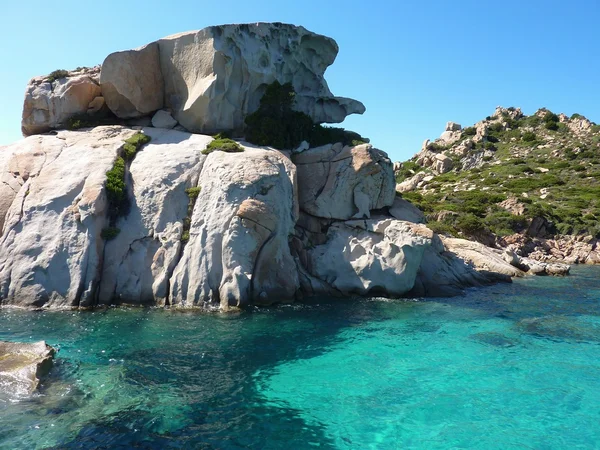 Rotsen en zee in de la maddalena-archipel, spargi island, Sardinië — Stockfoto