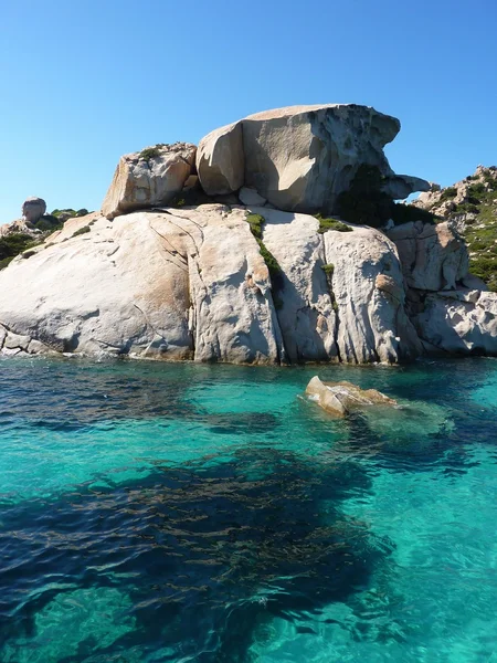 Rotsen en zee in de la maddalena-archipel, spargi island, Sardinië — Stockfoto