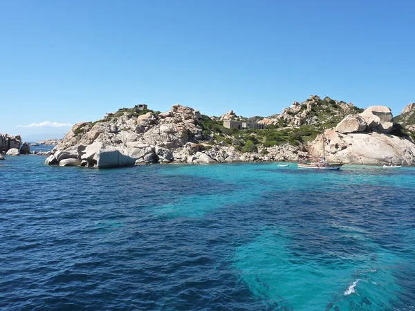 Isuledda, také volal isola dei gabbiani, je téměř ostrov v severní Sardinie, Itálie, — Stock fotografie