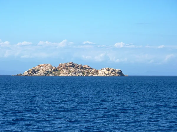 La Isuledda, también llamada Isola dei Gabbiani, es una isla en el norte de Cerdeña, Italia. , —  Fotos de Stock