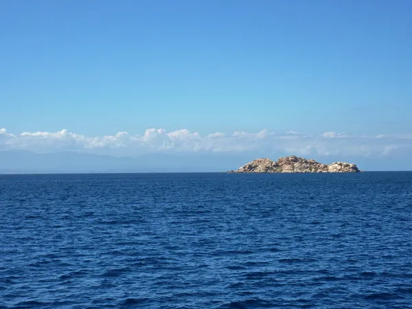 L'Isuledda, chiamata anche Isola dei Gabbiani, è un'isola del nord Sardegna. , — Foto Stock