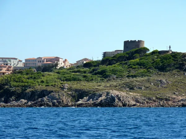 海岸的圣特蕾莎修女在夏天-北撒丁岛，意大利 — 图库照片
