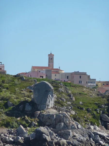 มุมมองของเมืองซานตาเทเรซ่า di Gallura จากทะเล — ภาพถ่ายสต็อก