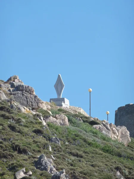 Bakire heykeli önünde Akdeniz'de santa teresa di gallura, Sardunya — Stok fotoğraf