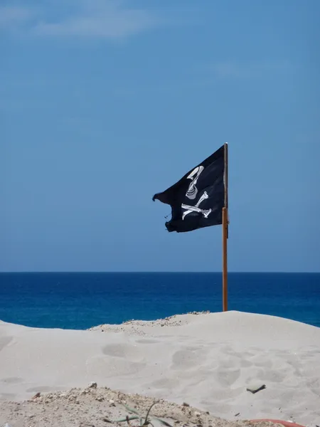 Pirates flag on a beach — Stock Photo, Image