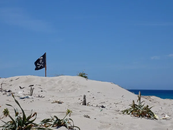 Piratenflagge an einem Strand — Stockfoto