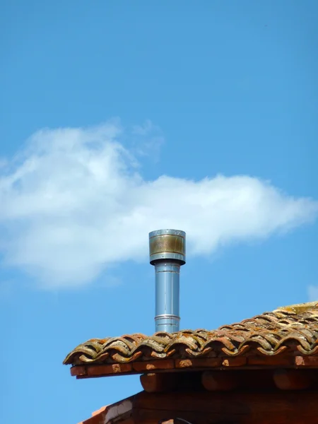 Standardowe komin, dach, niebo, Chmura — Zdjęcie stockowe
