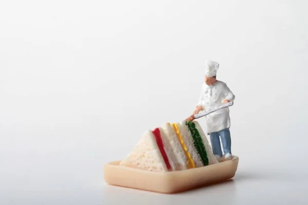 Miniatűr Szobor Egy Szakács Készít Egy Óriás Klub Szendvics — Stock Fotó