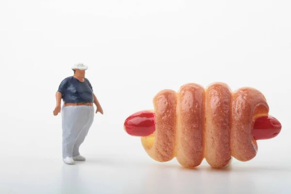 Estatuilla Miniatura Hombre Gordo Con Sándwich Gigante Hot Dog — Foto de Stock