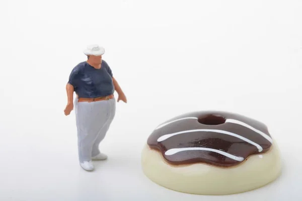 Miniatűr Figura Egy Kövér Ember Egy Óriás Torta — Stock Fotó