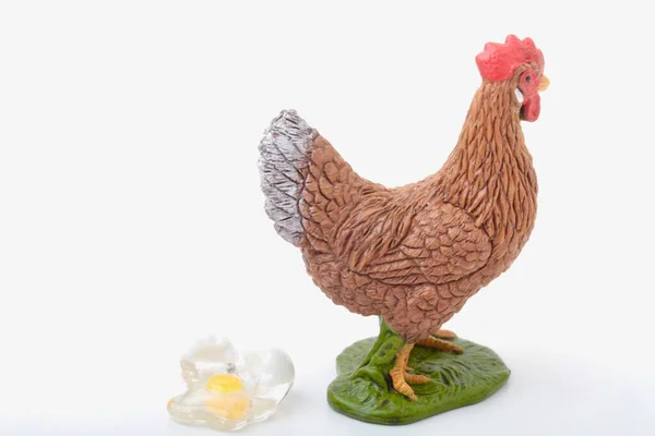 Миниатюрная Игрушка Курицы Сломанным Яйцом — стоковое фото
