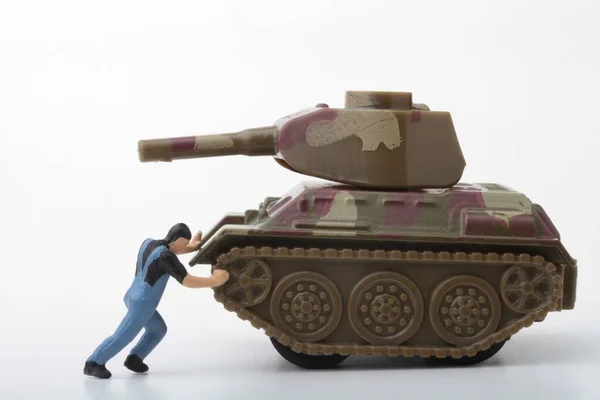 Miniatuur Beeldje Van Een Man Die Een Oorlogstank Afstoot — Stockfoto