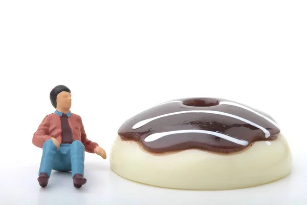 Miniatuur Beeldje Van Een Man Met Een Gigantische Chocolade Donut — Stockfoto