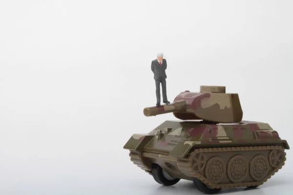 Miniatuur Beeldje Van Een Politicus Met Een Oorlogstank — Stockfoto