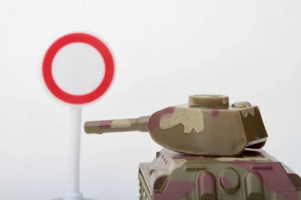 拒否されたアクセス標識の前で戦車のおもちゃ — ストック写真