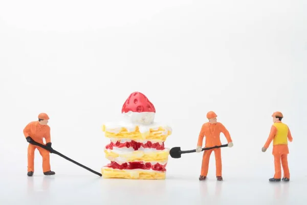 Figurines Miniatures Hommes Travail Avec Une Tranche Géante Gâteau — Photo